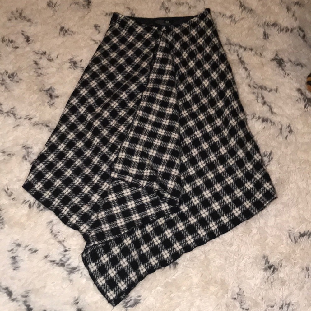 Elegant Plaid skirt mid length, gently worn